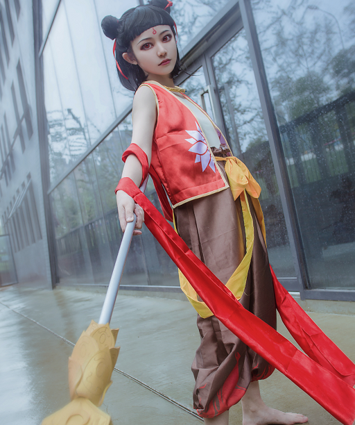 哪吒之魔童降世哪吒cosplay,调皮可爱的cos小姐姐