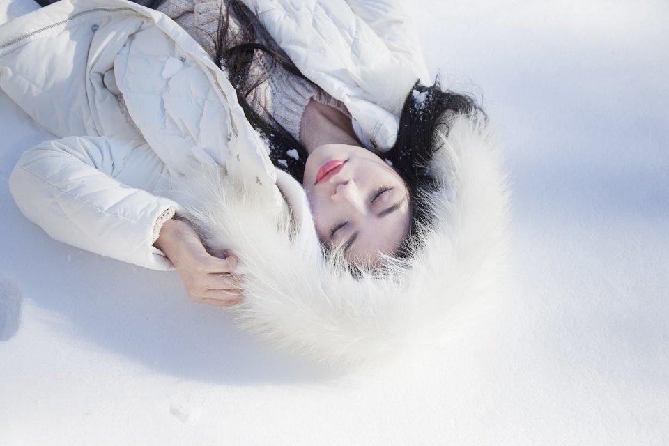 下雪天,如何拍出让人怦然心动的雪地人像?雪景人像拍摄指南