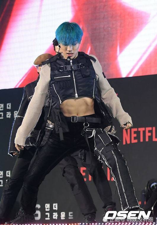 exo kai"露腹装"展示新曲舞台,大秀性感腹肌,结实大腿