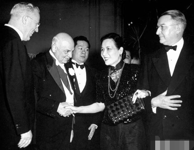 后来洛克菲勒去世了,夜明珠被他的子孙继承,从没听说洛克菲勒家族拍卖