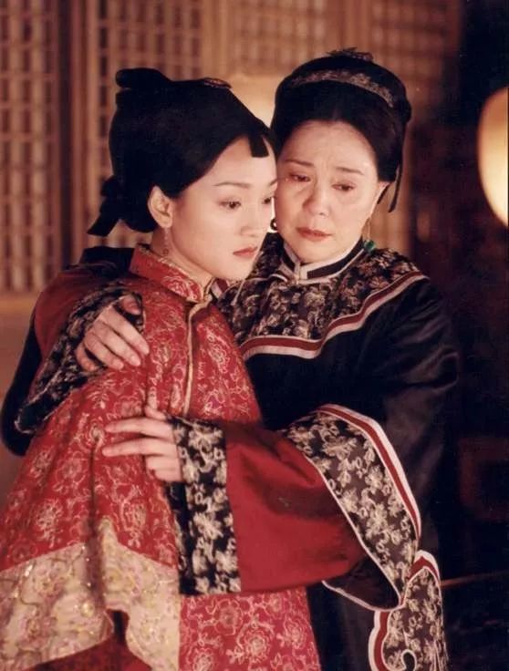 《人间四月天》剧照 后来周迅接演的《橘子红了》,《像雾像雨又像风