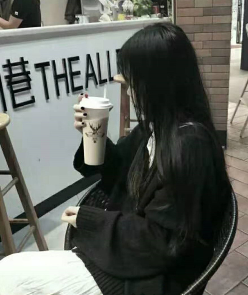 首先第一个头像中的女生安静的坐在椅子上喝着奶茶,喜欢喝奶茶的小姐