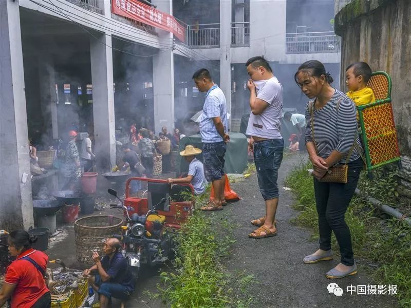 阿拉营镇的集市远近闻名,附近十里八乡的村民们都会带着自家的农产品