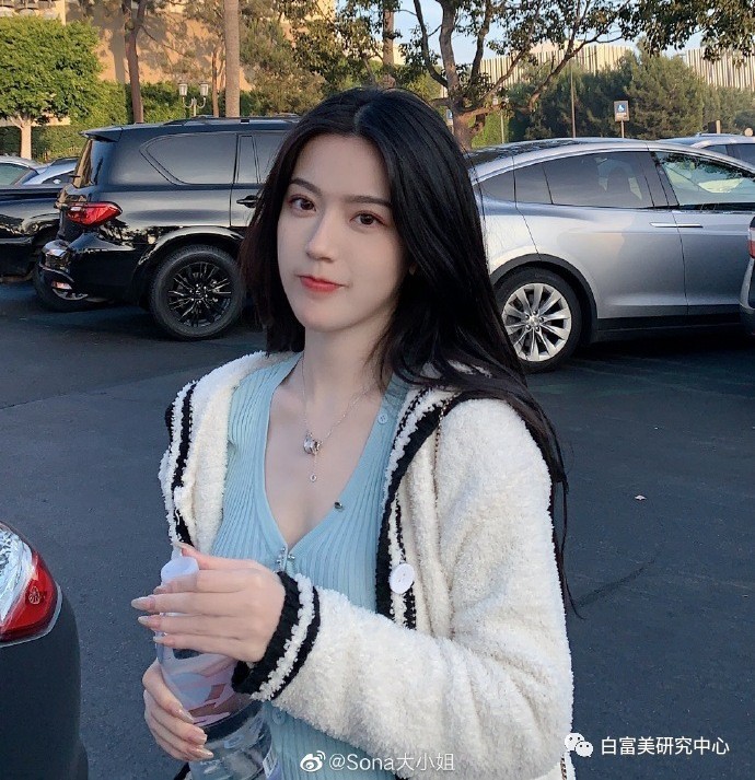 网友爆料她本名林珈吟,最初在ins上做网红,妈妈也很美,但sona成绩