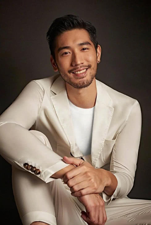 当天高以翔爸妈心情非常低落和悲痛,女友落泪悲伤表情,更是令人痛心