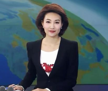 央视主持李梓萌晒出生活照,摘下假发瞬间年轻20岁,简直判若两人