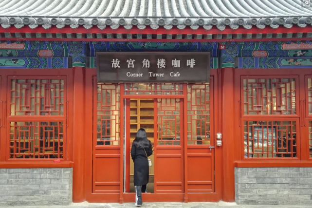 如今，故宫研发文创周边产品已经超过1.1万件，年销售收入突破15亿元，成为我国最赚钱的博物馆之一，但其实这些只是北京现象级文创爆款中的冰山一角。位于中关村的言又几书店、西西佛书店，不仅书的种类齐全、新颖，还经常举办文化讲座、文化论坛、新书签售会，已经超越了书店本身的意义，成为了多元文化价值理念的载体。2019北京书市以“壮丽70载 书香满京城”为主题，集中展示近50万种出版物和文化产品，现场还有各种名家签售会和名片展播，倾力打造独具北京书香特色和人文魅力的全民阅读盛会，为北京全国文化中心建设增添一处靓丽风景。