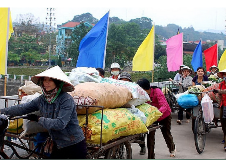 实拍中越边境的越南人生活男人很少工作女人从早忙到晚