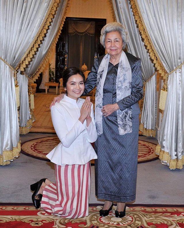 83岁柬埔寨太后气质真绝裹身裙配水墨围巾太高贵优雅了一辈子