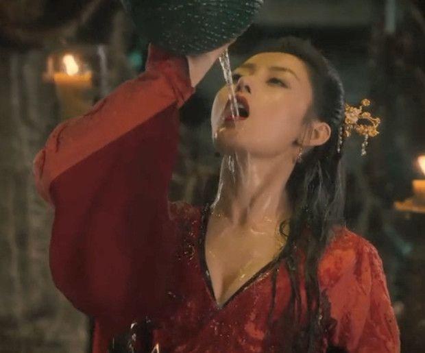 有种"古装"叫张天爱,喝酒衣服都洒湿了,网友:观众都看