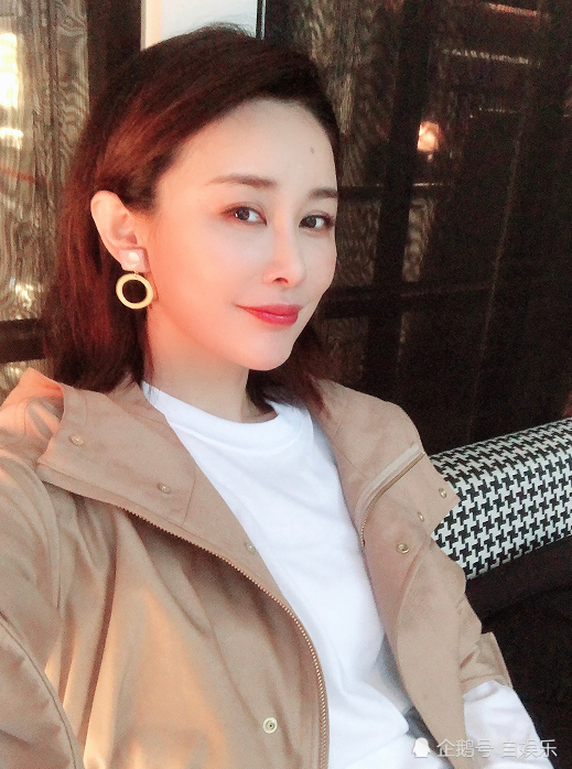 周扬在感情生活中却是一个赢家,老公陈正宏是新加坡的商业敬业,堪称是