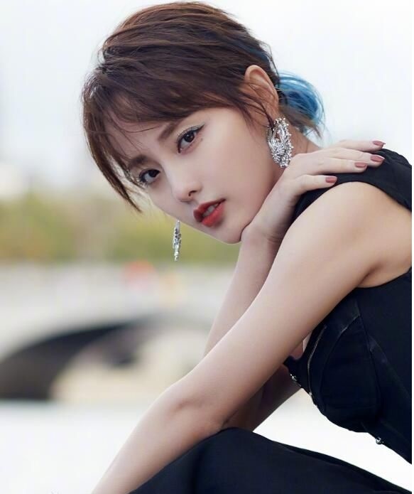 33岁张嘉倪仍似少女,换短发造型后,越来越精致
