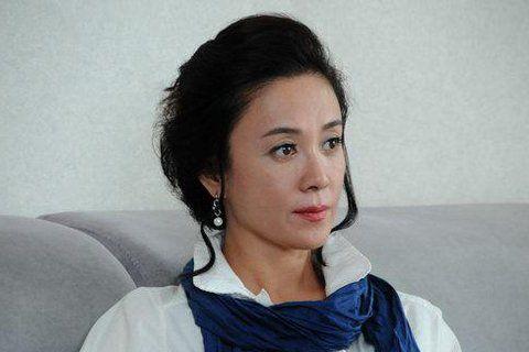 55岁傅艺伟近照曝光,曾是"最美妲己",如今短发造型让人认不出