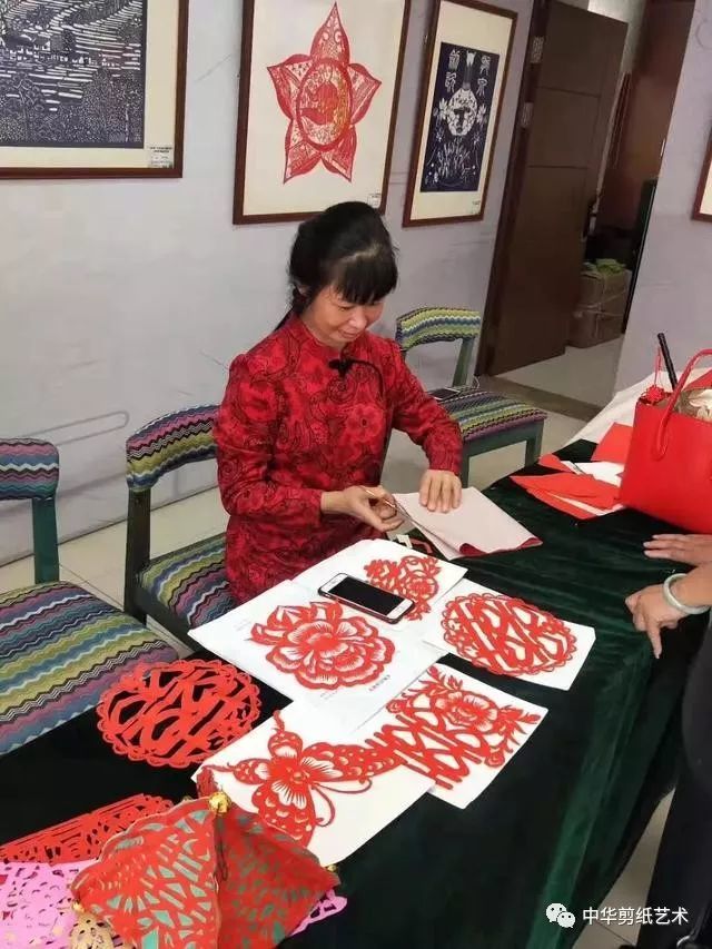 "草根"艺人的剪纸情