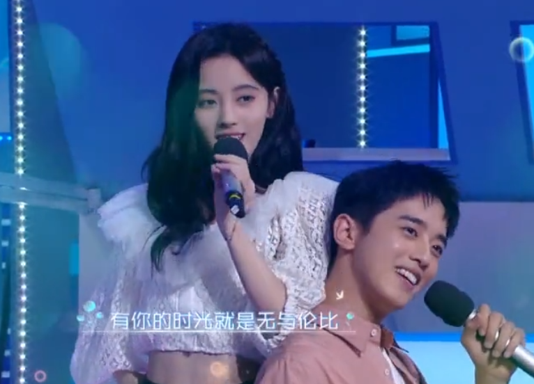 鞠婧t才是"合影杀手"!与身高186梁靖康表演,腿长比例
