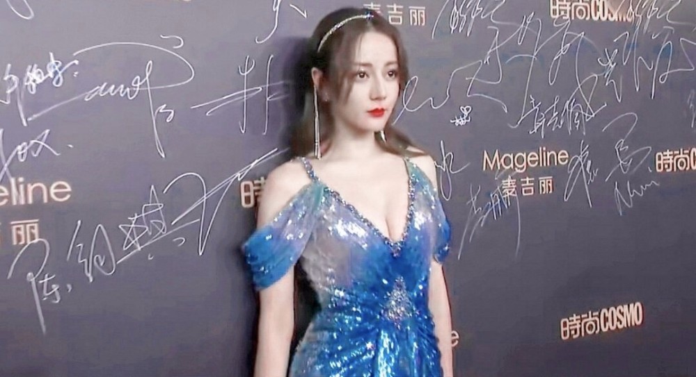 迪丽热巴在海边游泳,当发现被摄影师拍她的时候,露出的表情真实了
