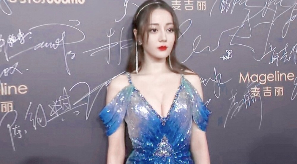 迪丽热巴cos艾莎,这次终于不捂胸了,谁注意到她的表情