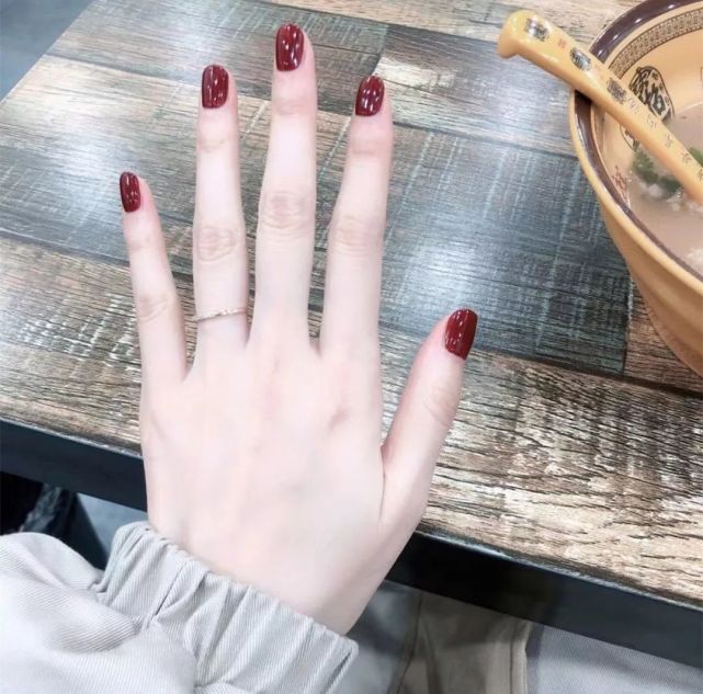 冬季做什么纯色美甲显白又好看?