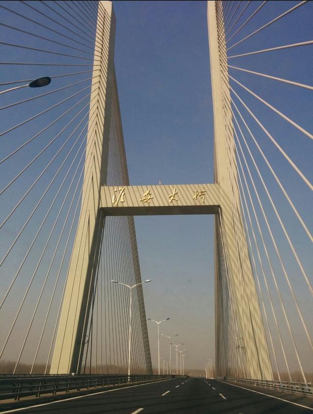 在这里有一座淮安大桥,它依次跨越京杭运河,盐河,古黄河,二河,淮沭河