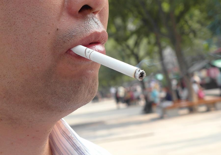 尤其是对于抽烟比较多,经常咽喉发痒,有咽炎的人来说,每天喝一点菊花