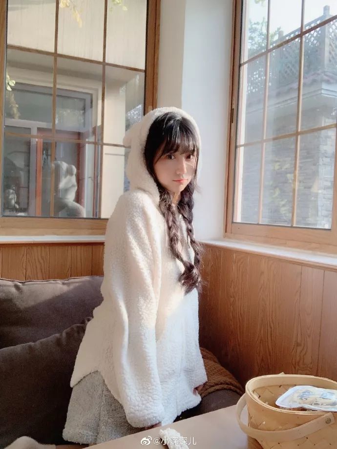 小深深儿晒清新新写真 对a有点黑?网友:再黑能有石悦