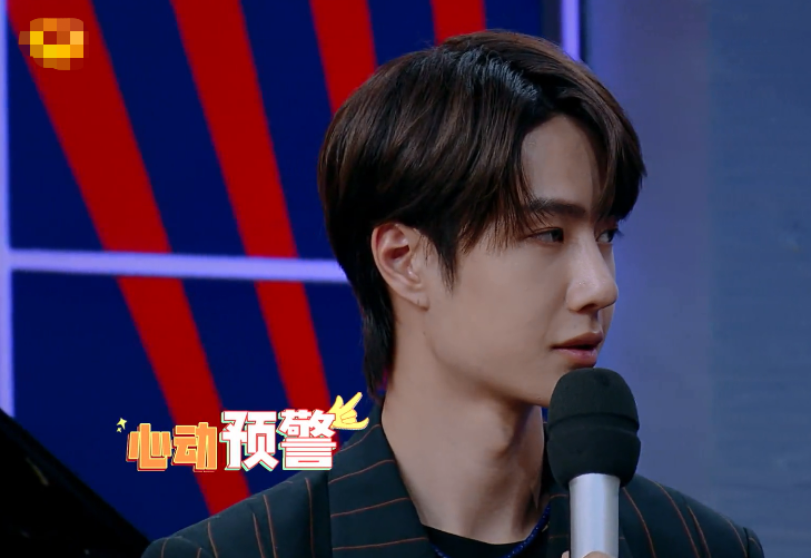 王一博妈妈亮相《天天向上》,谁注意她怎么出场?粉丝差点泪目