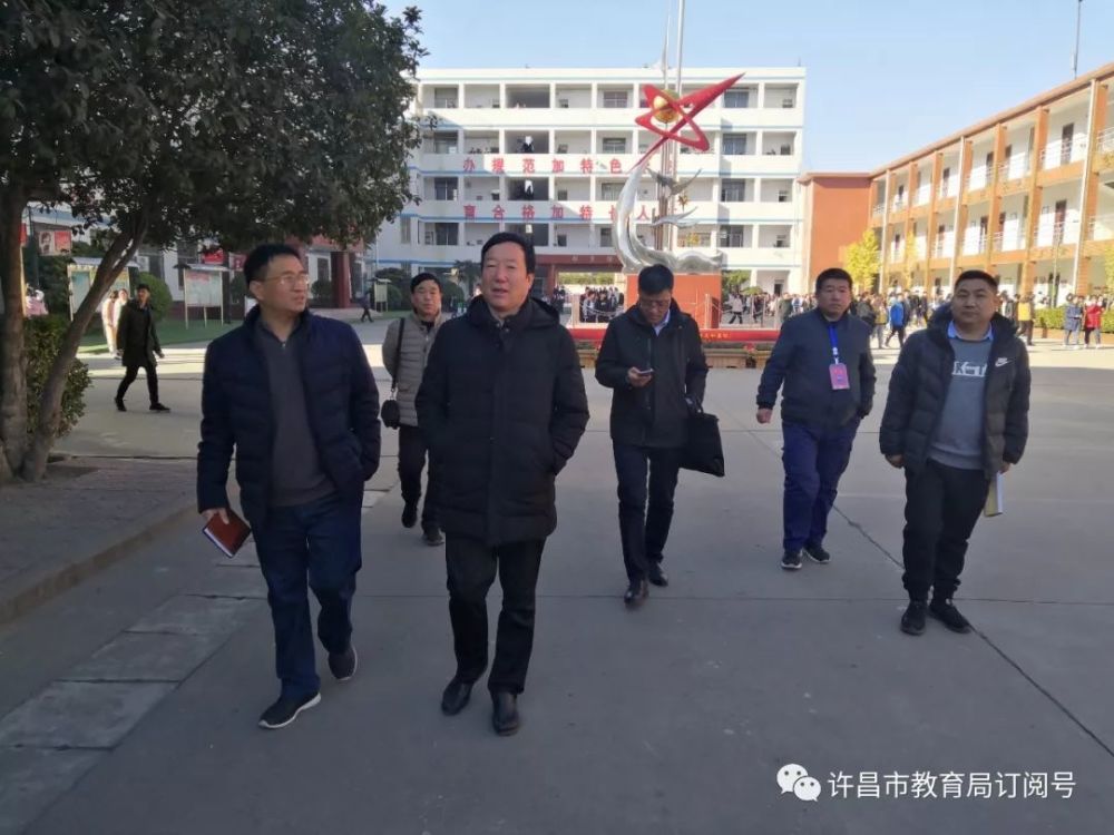 副局长代廷安一行三人到许昌市三高调研,该校校长闫大龙等校领导陪同