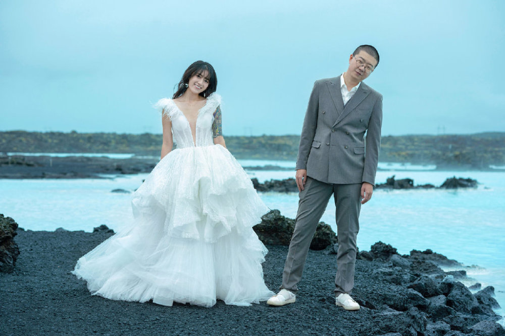 黑色底婚纱照_婚纱照风格