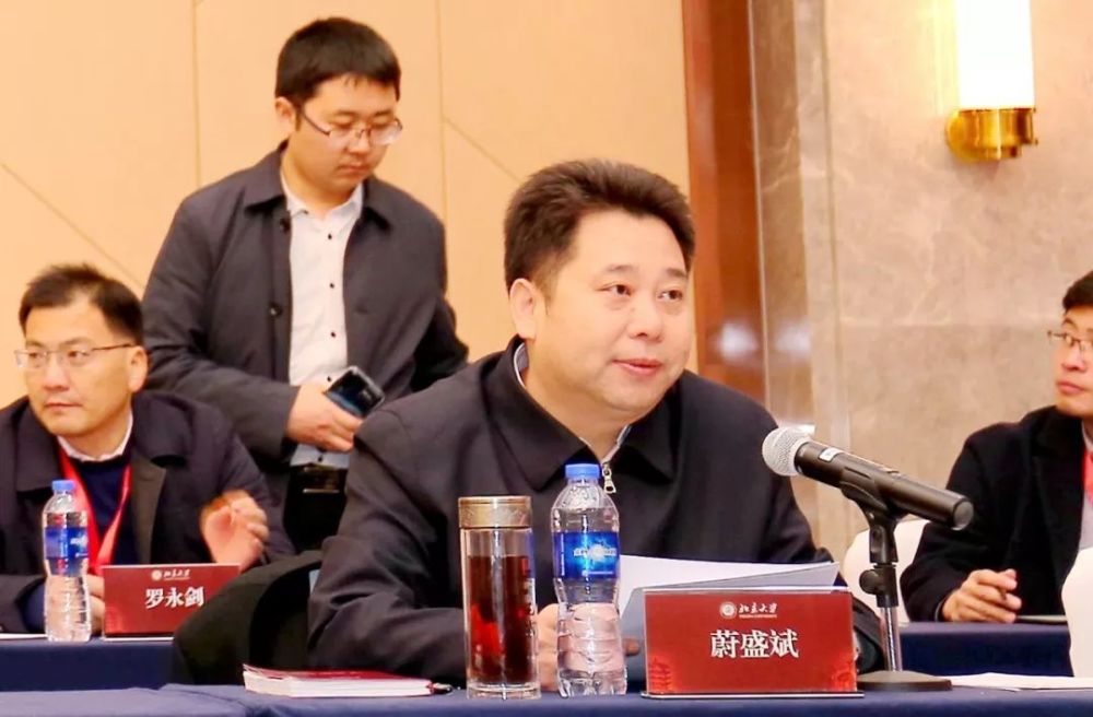 大学党委常务副书记于鸿君和湖北省委组织部副部长蔚盛斌出席了座谈会