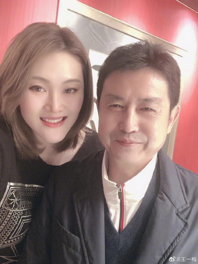 回忆杀!王一梅与中国女排两代主帅久别重逢,笑容温柔美出新高度