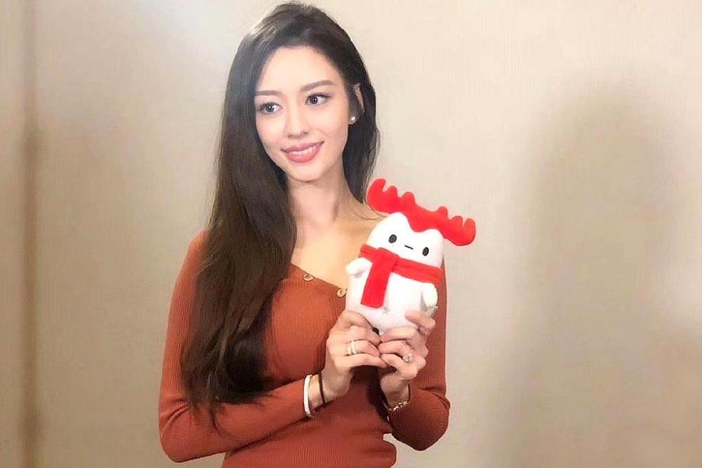 与中国钢琴演奏者郎朗在法国巴黎举行了浪漫婚礼,此前,两人相识于德国