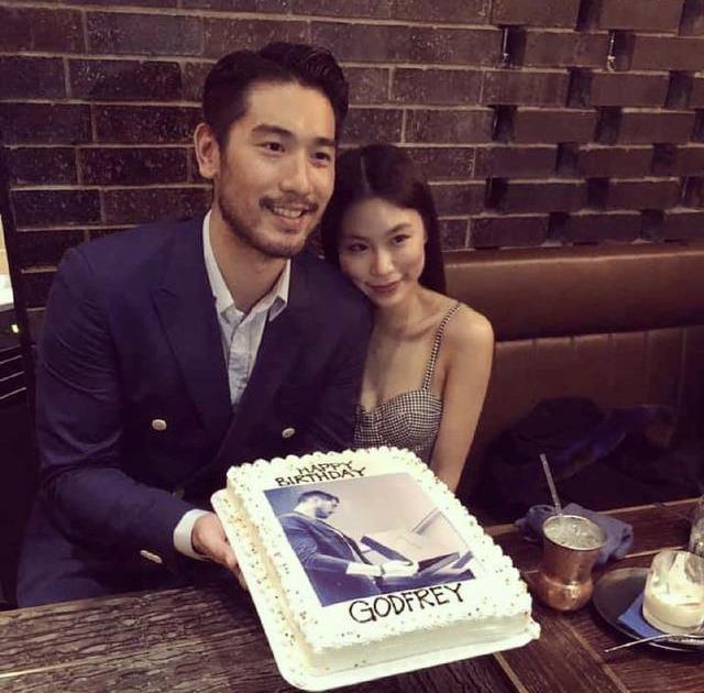 高以翔女友夜夜苦守遗体,表现却冷静到可怕,手拿戒指盒让人心疼