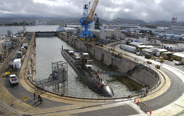 图ssn-715"布法罗"号洛杉矶级核潜水艇在珍珠港海军造船厂的2号干船坞