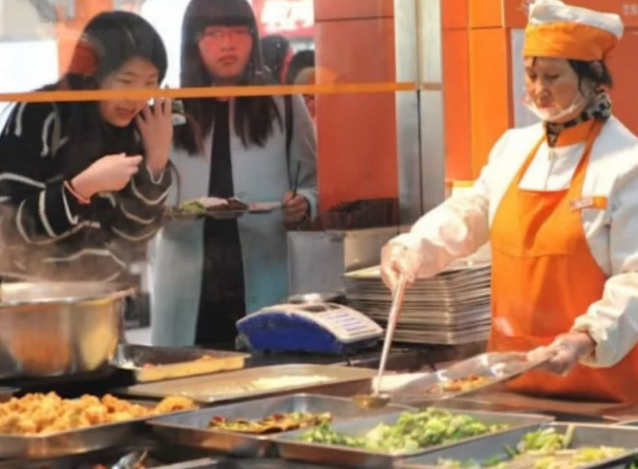 为什么食堂阿姨宁愿把饭菜剩下,也不给学生多打,知道原因网友:错怪你