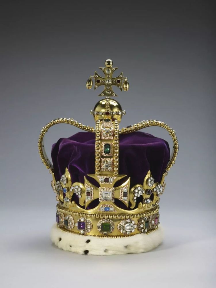 edward"s crown),这顶王冠是英国君主加冕必备.