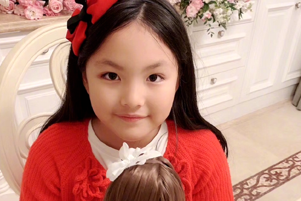 原本淡出娱乐圈的王诗龄,又因手链上热搜,网友:实力强低调难!图片