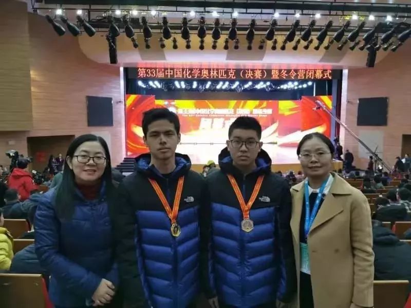 一等奖 汤凯麟  江苏省海门中学 校党委书记,校长石鑫探望参赛选手及