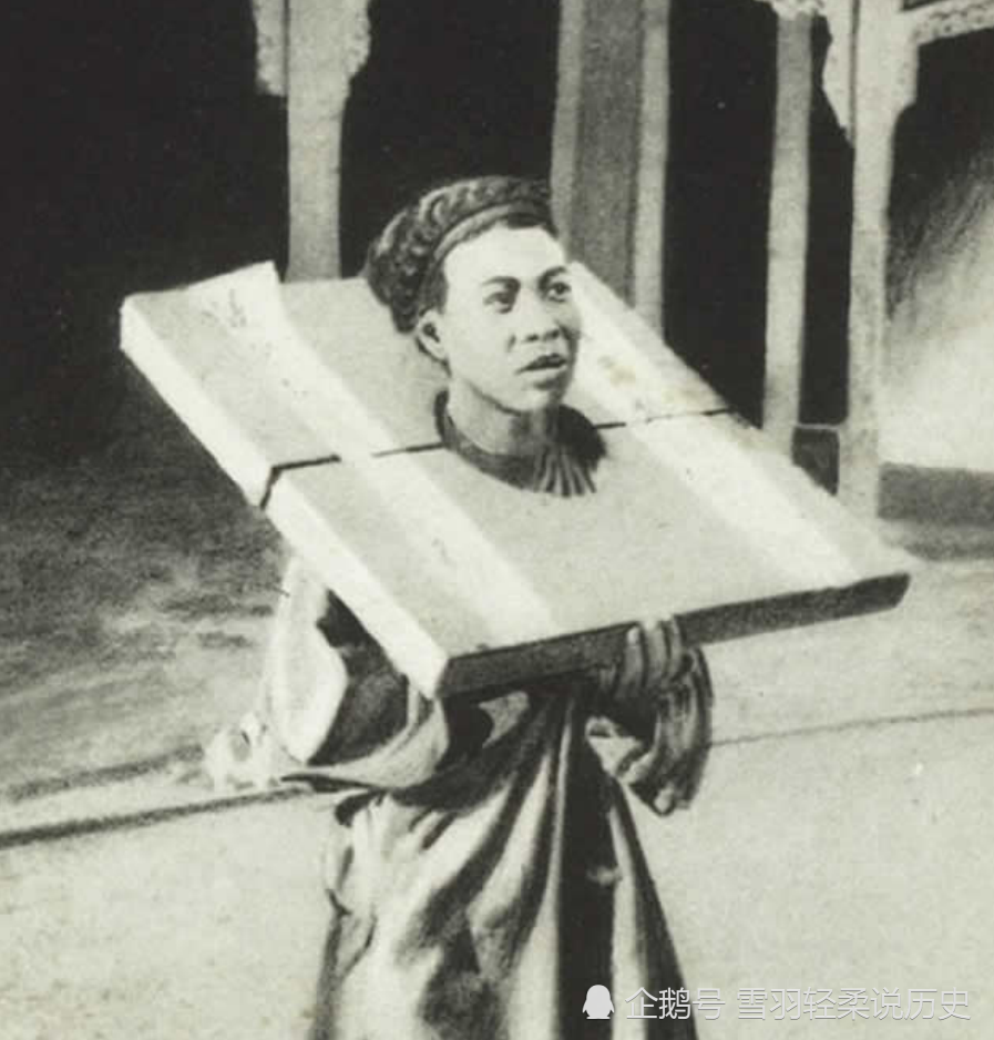 1910年开封老照片:戴枷锁示众的清俊男子,庭院里的纺织女!