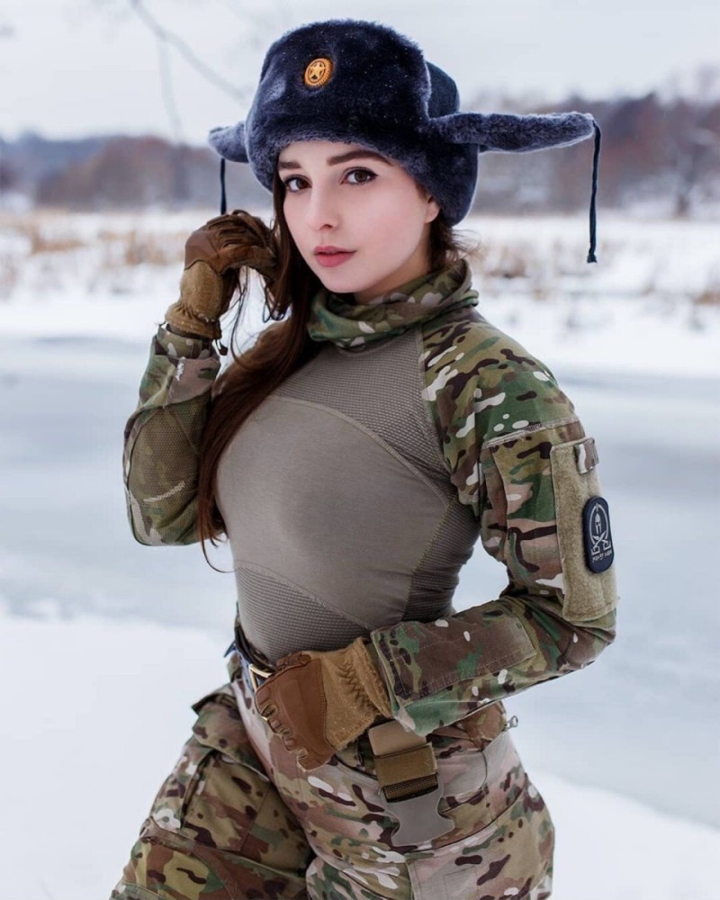 俄罗斯小龙女颜值逆天,军装cos秀出独特气质,尽显最美芳华