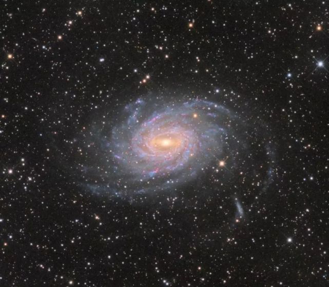 螺旋星系ngc 6744