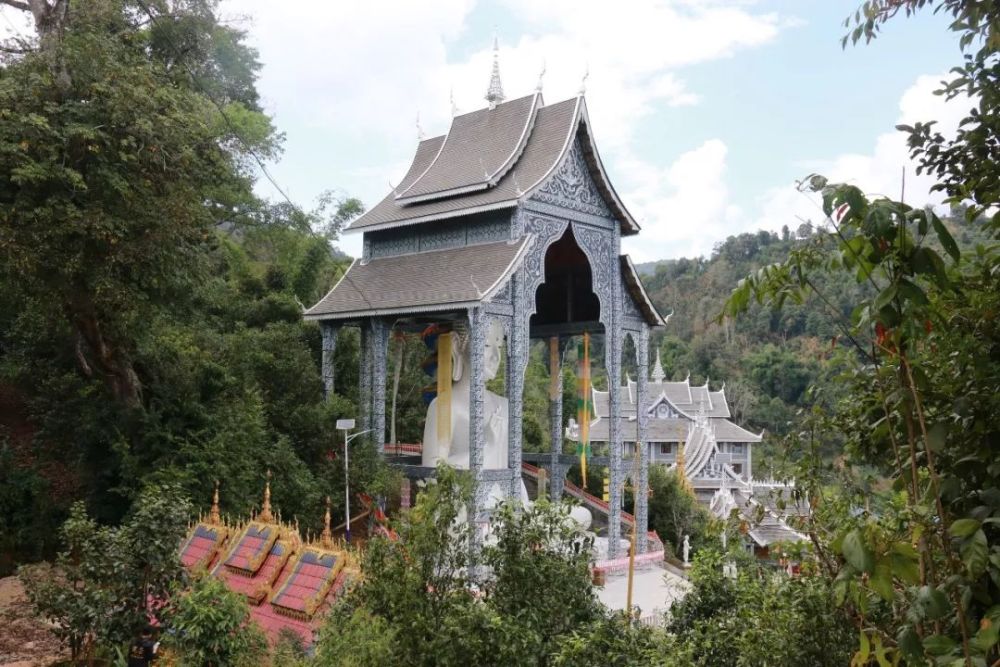 村民正在与寺庙里的佛爷交流 古茶树是自然赠予的宝物,也是布朗祖先