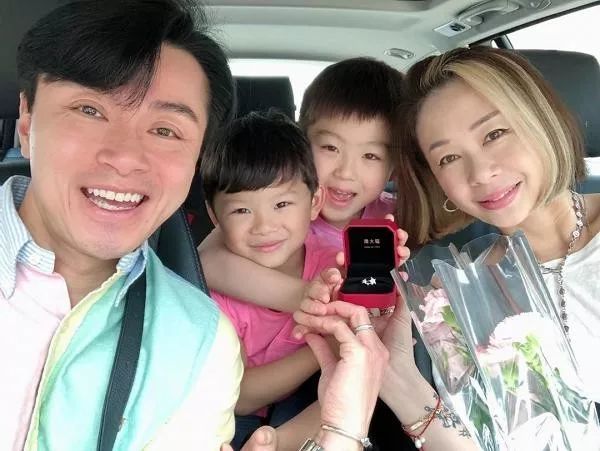 曾患罕见病幸得妻子全程陪伴黄浩然与太太相爱18年零绯闻好专一