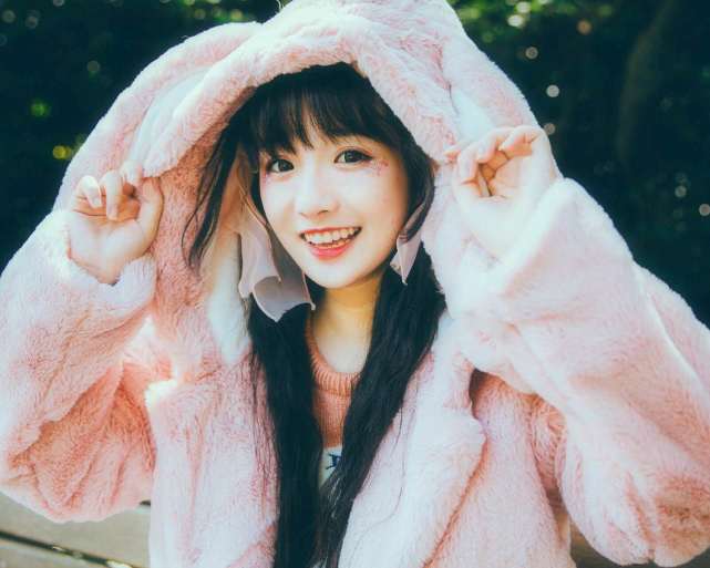 软妹：甜美少女冬日粉嫩写真