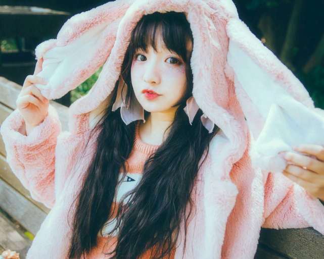 软妹：甜美少女冬日粉嫩写真