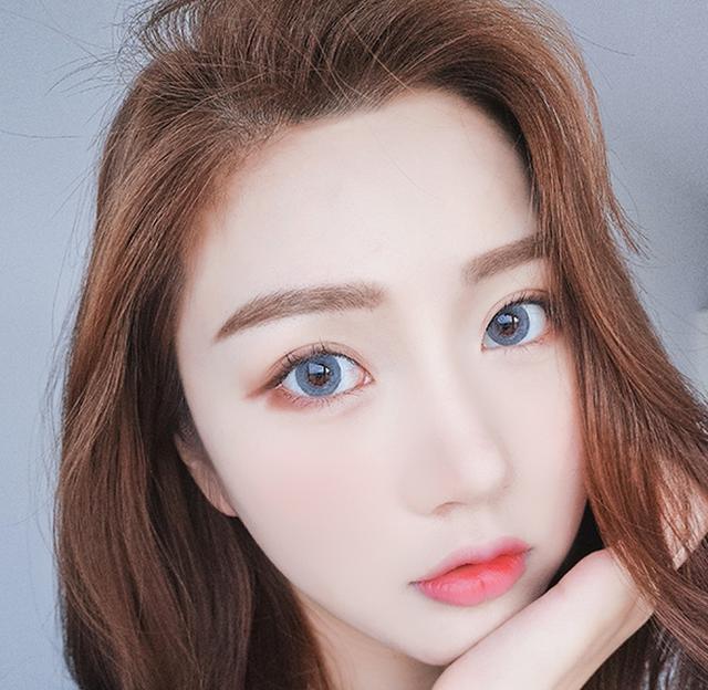 那么一款晶莹透彻的美瞳可是不可或缺的,它可以称得上是混血妆容的