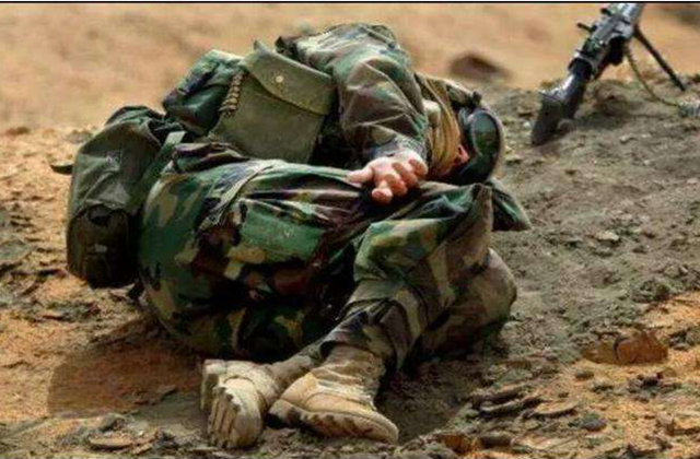 战场上中弹还能继续打仗?特种兵嘲笑:别傻了,没死已经算万幸