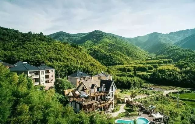 结婚30年后,夫妻俩隐居山林,建造心目中的理想家园!唐宁街地产