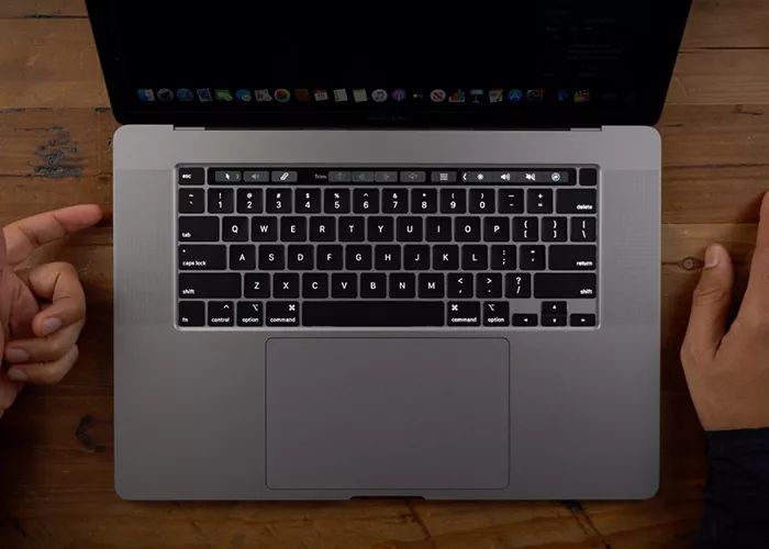 部分用户抱怨16寸macbook pro扬声器存在"爆音"现象