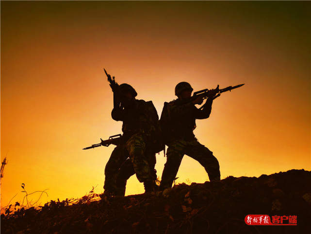 夕阳下,镜头捕捉到特战队员的训练剪影,展现着军人的阳刚之美.