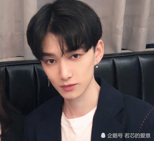 ins热门情侣头像:你最酷的样子,是你谁也不喜欢的时候
